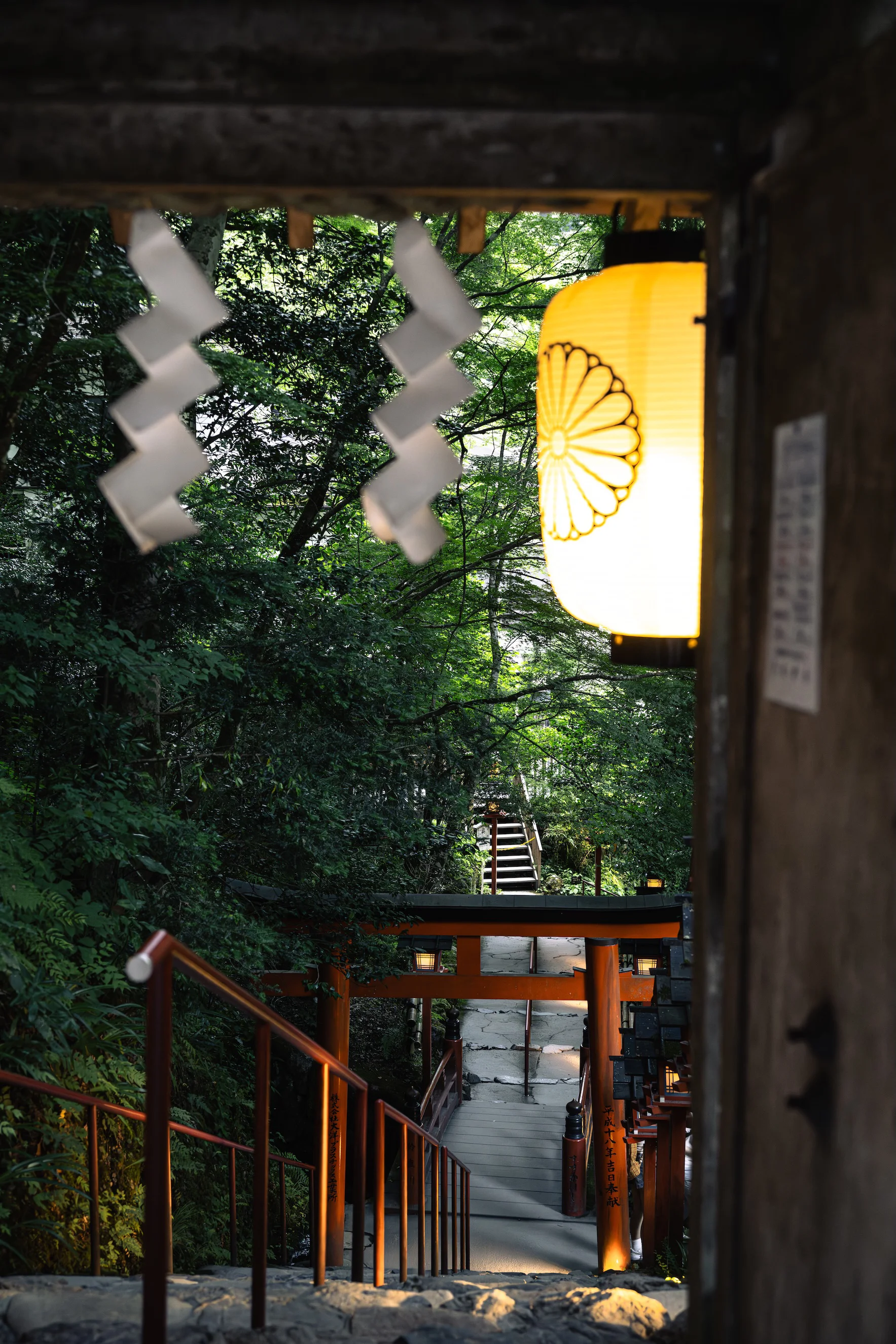 Vertical Kyoto scene with soft travel atmosphere